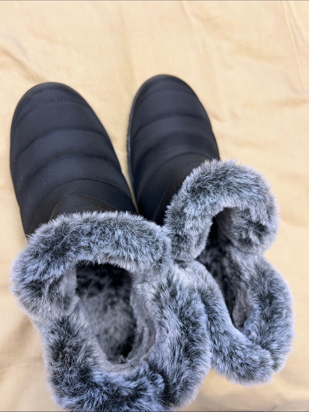 Minnetonka Black Quilted Ankle Winter Boots with Gray Faux Fur Cuff sz 8 - Picture 9 of 9